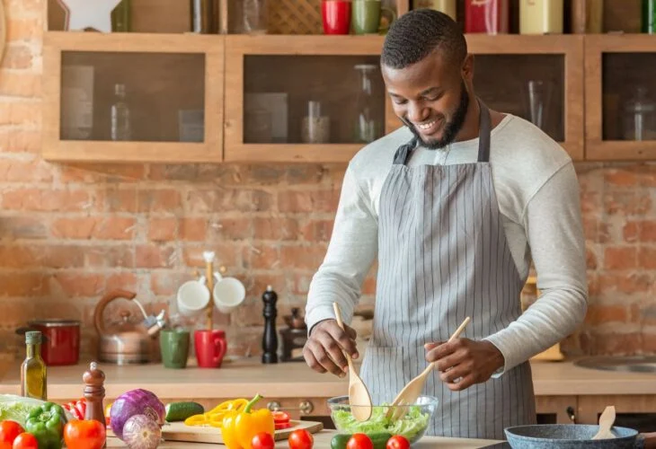 homem cozinha vegano