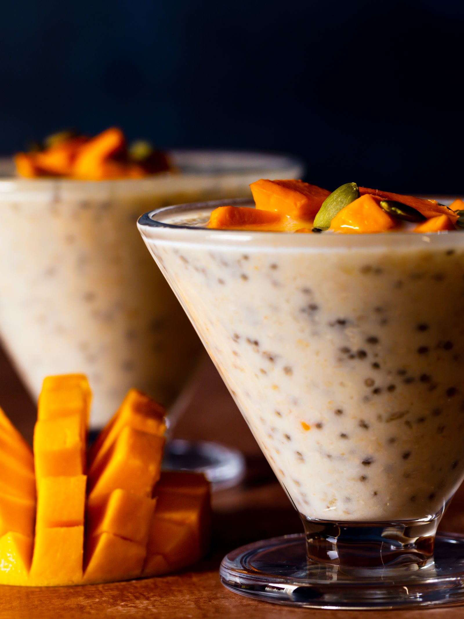 Pudim de chia em taças com pedaços de manga por cima