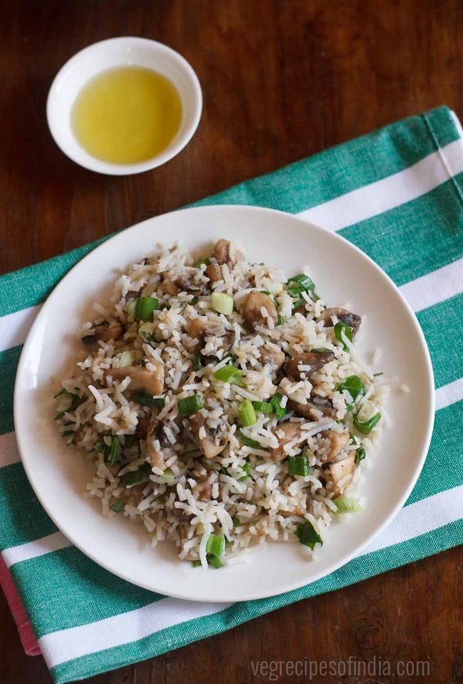 Arroz vegano de cogumelos servido em prato branco