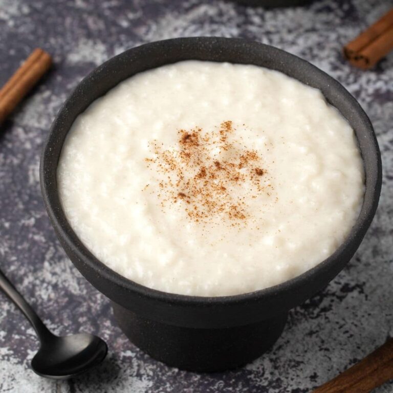 Arroz-doce vegano com canela servido em tigela
