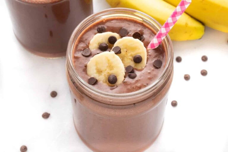 Bebida vegana de banana e chocolate em copo