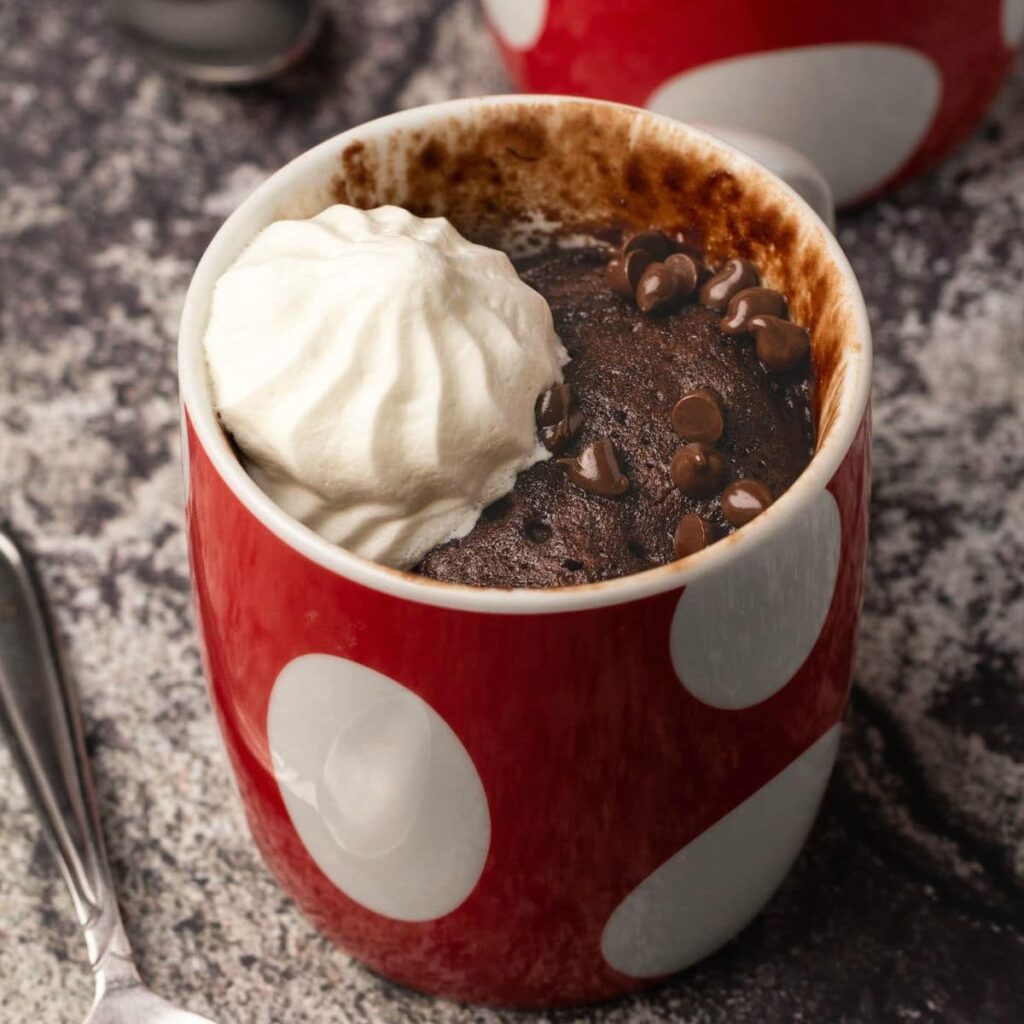 Bolo vegano de chocolate em caneca com cobertura vegetal