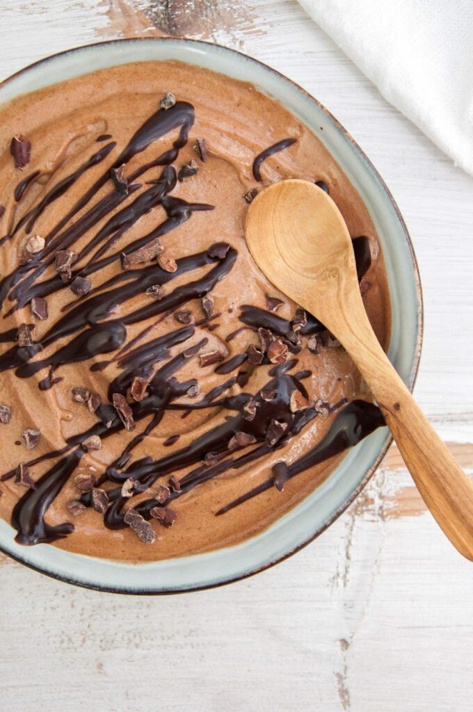 Creme gelado de banana e chocolate em tigela com colher
