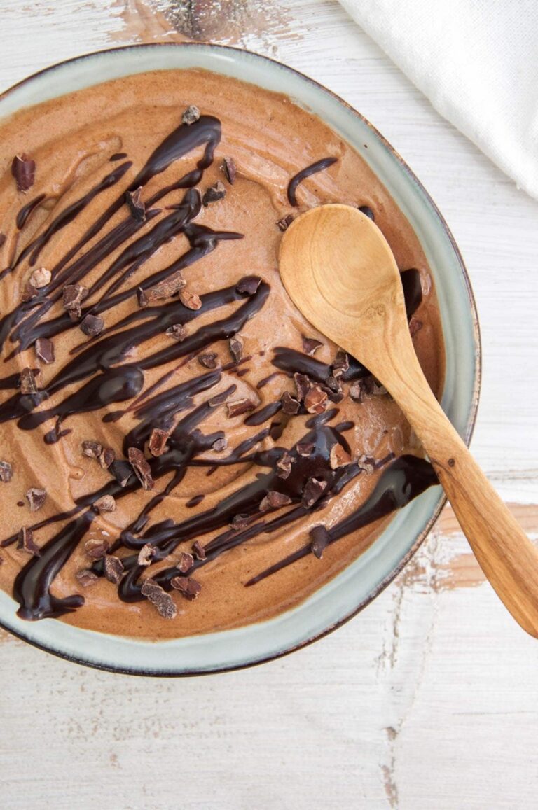 Creme gelado de banana e chocolate em tigela com colher