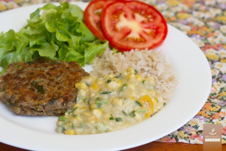 Creme de milho vegano servido como acompanhamento no prato