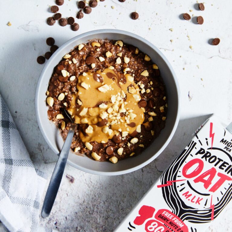 Mingau de chocolate com pasta de amendoim e finalizações