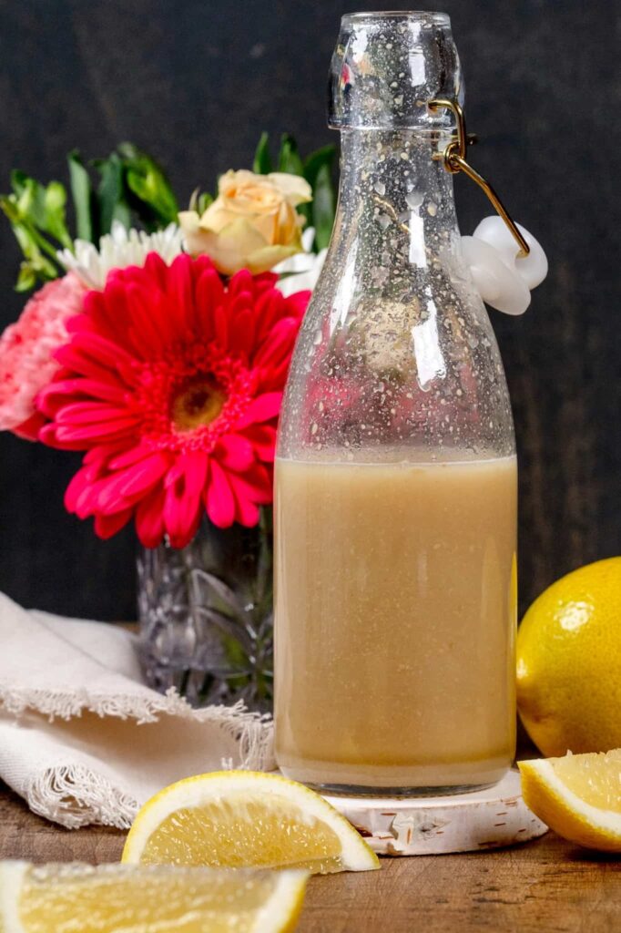 Molho vegano de mostarda e limão em garrafa de vidro