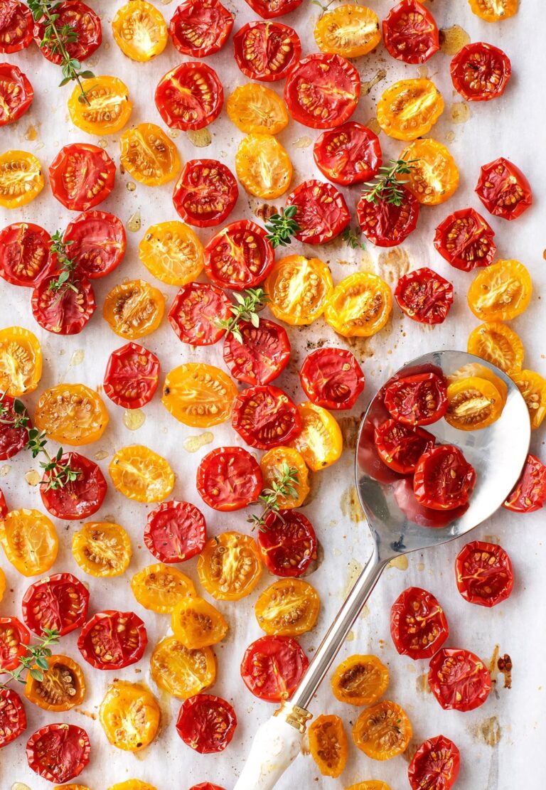 Tomates assados distribuídos sobre uma assadeira