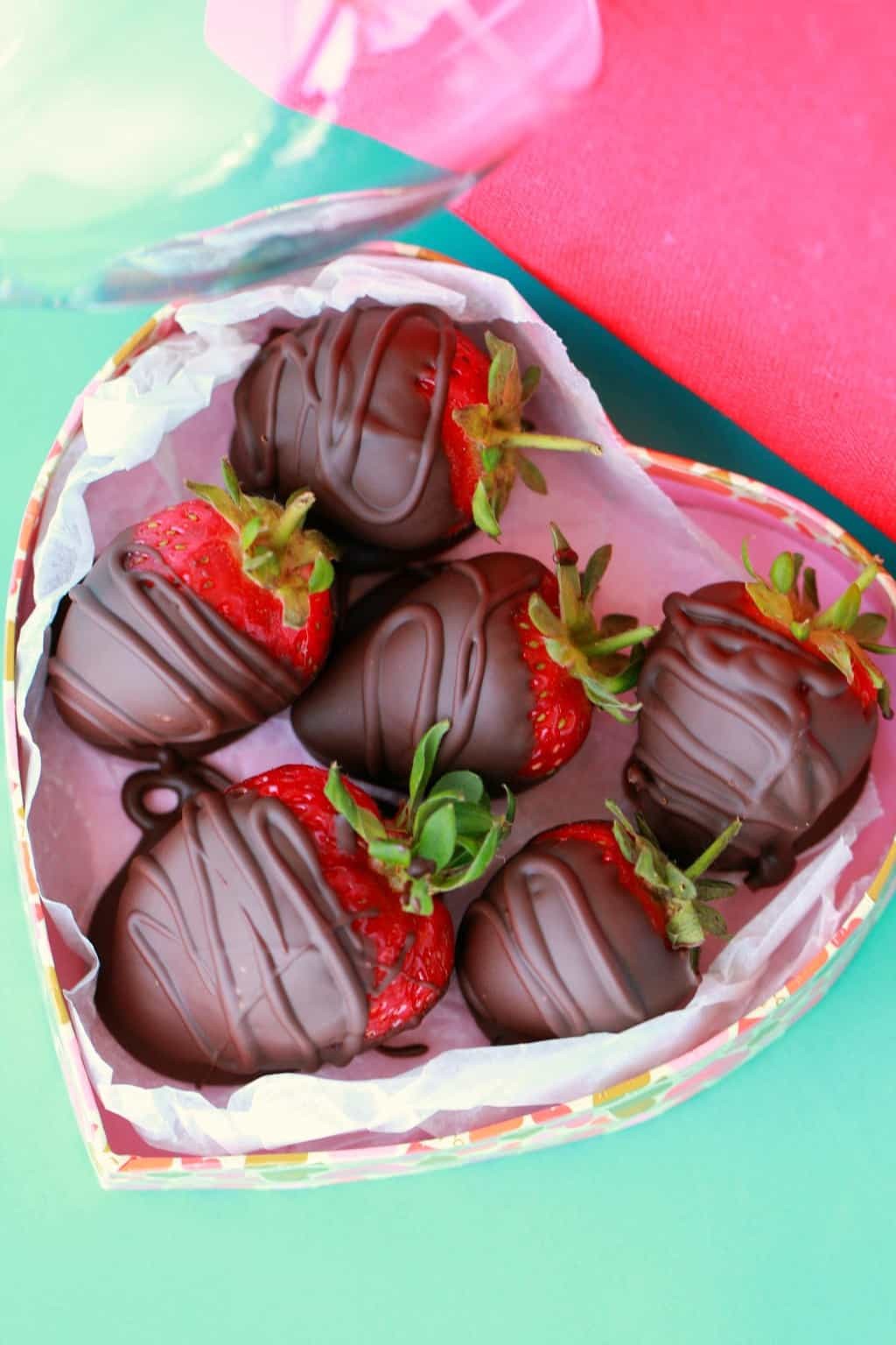 Morangos cobertos com chocolate vegano