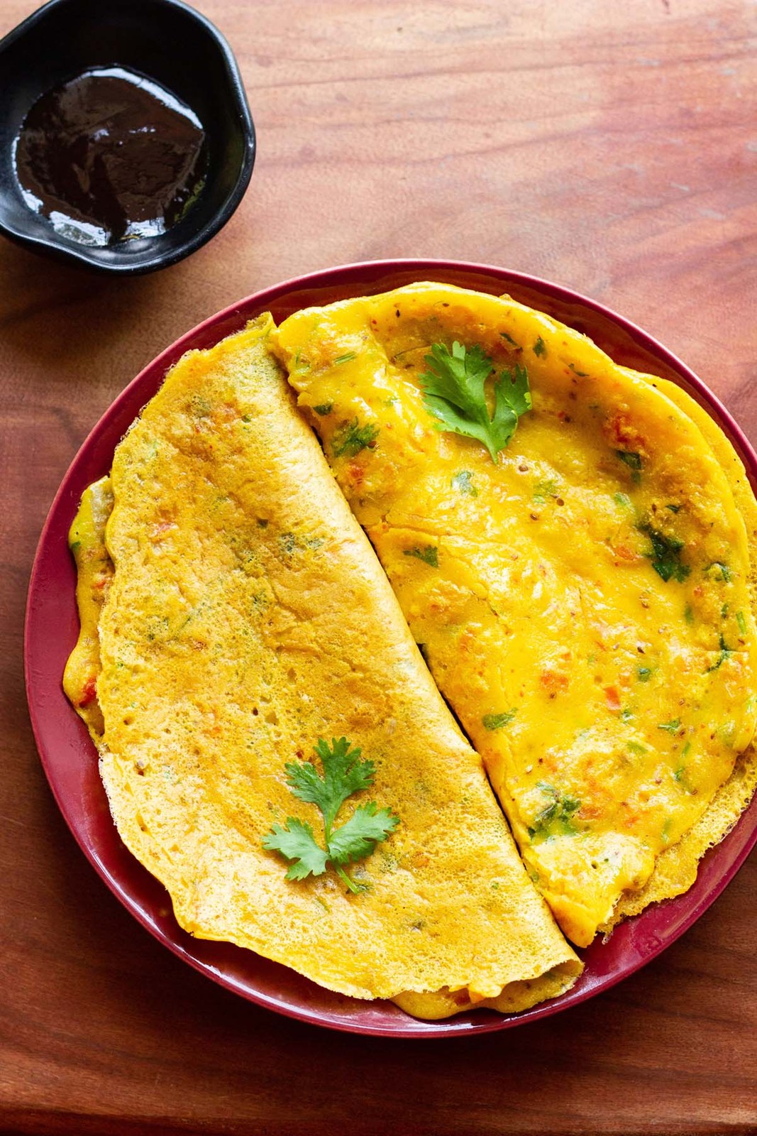 Panqueca salgada de farinha de grão-de-bico em um prato