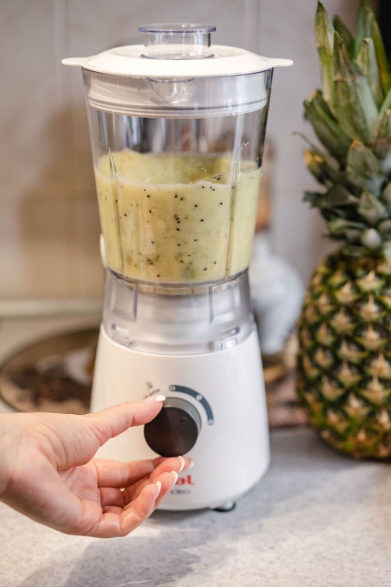 Liquidificador com fruta durante o preparo de uma bebida