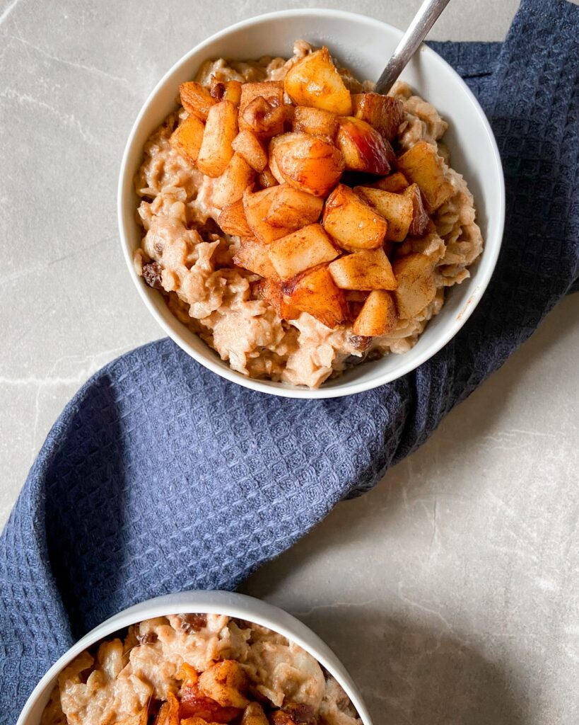 Tigelas de mingau de aveia com pedaços de maçã e canela