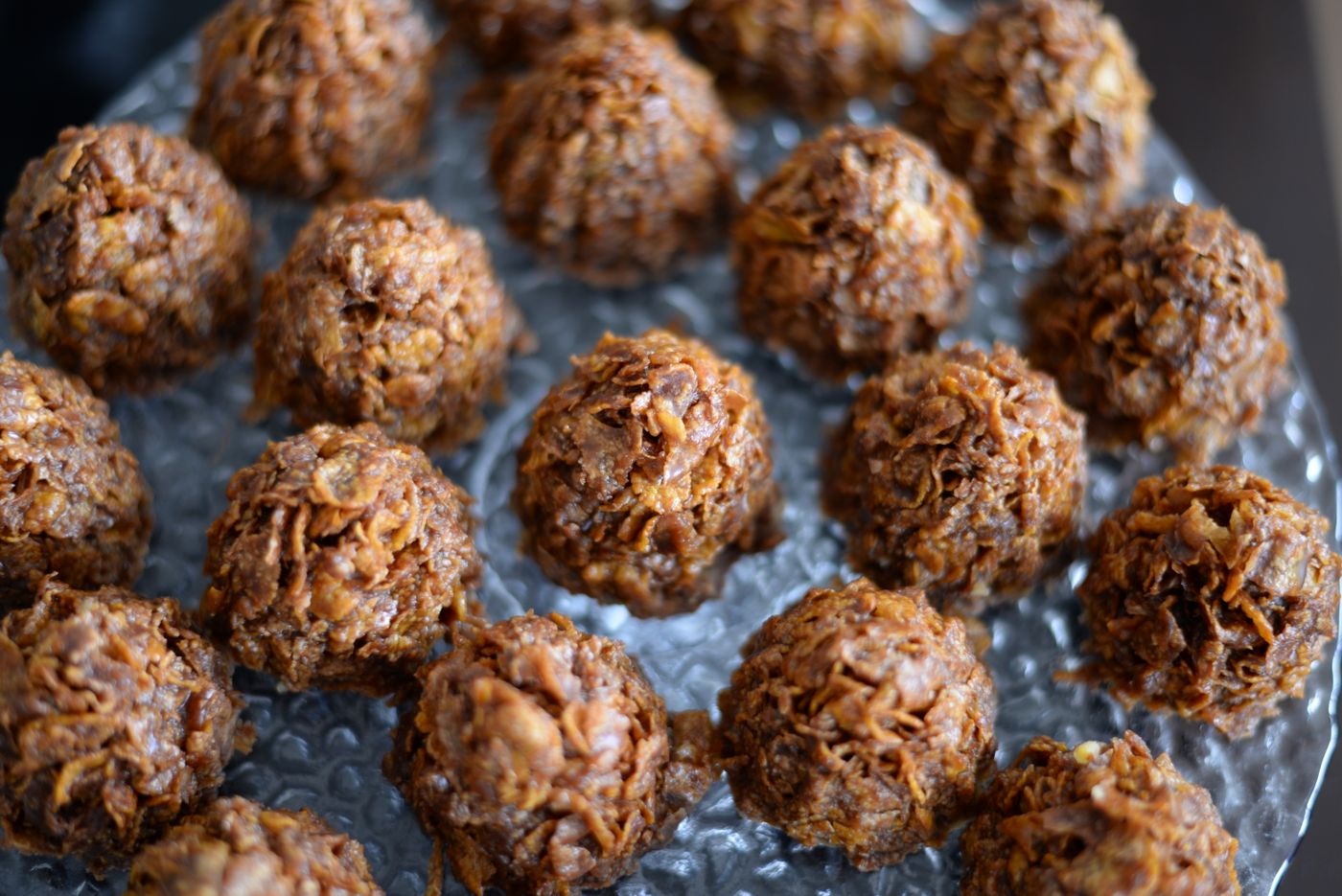 Bolinhas de aveia e frutas secas em um prato