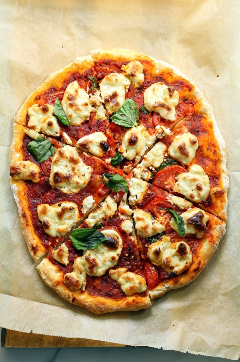 Pizza vegana de tomate e manjericão com queijo vegetal