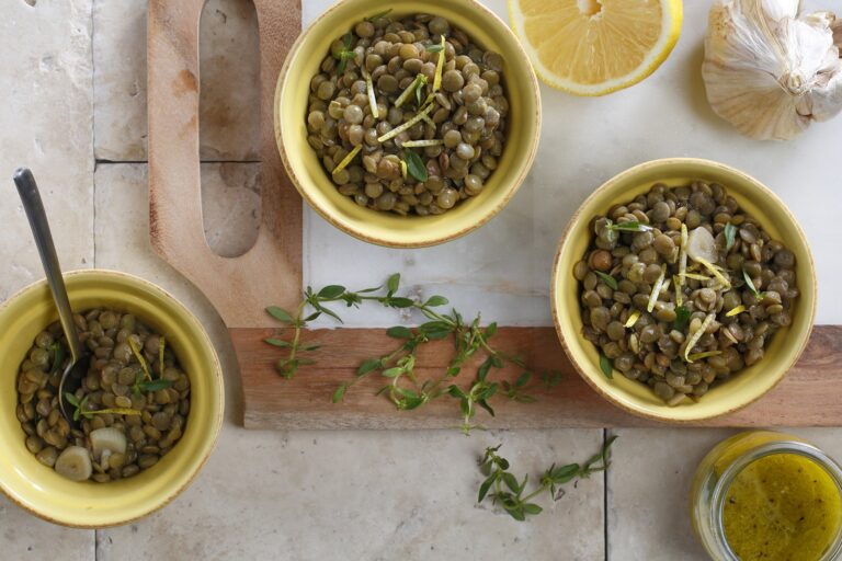 Salada de lentilhas com limão e ervas em tigelas