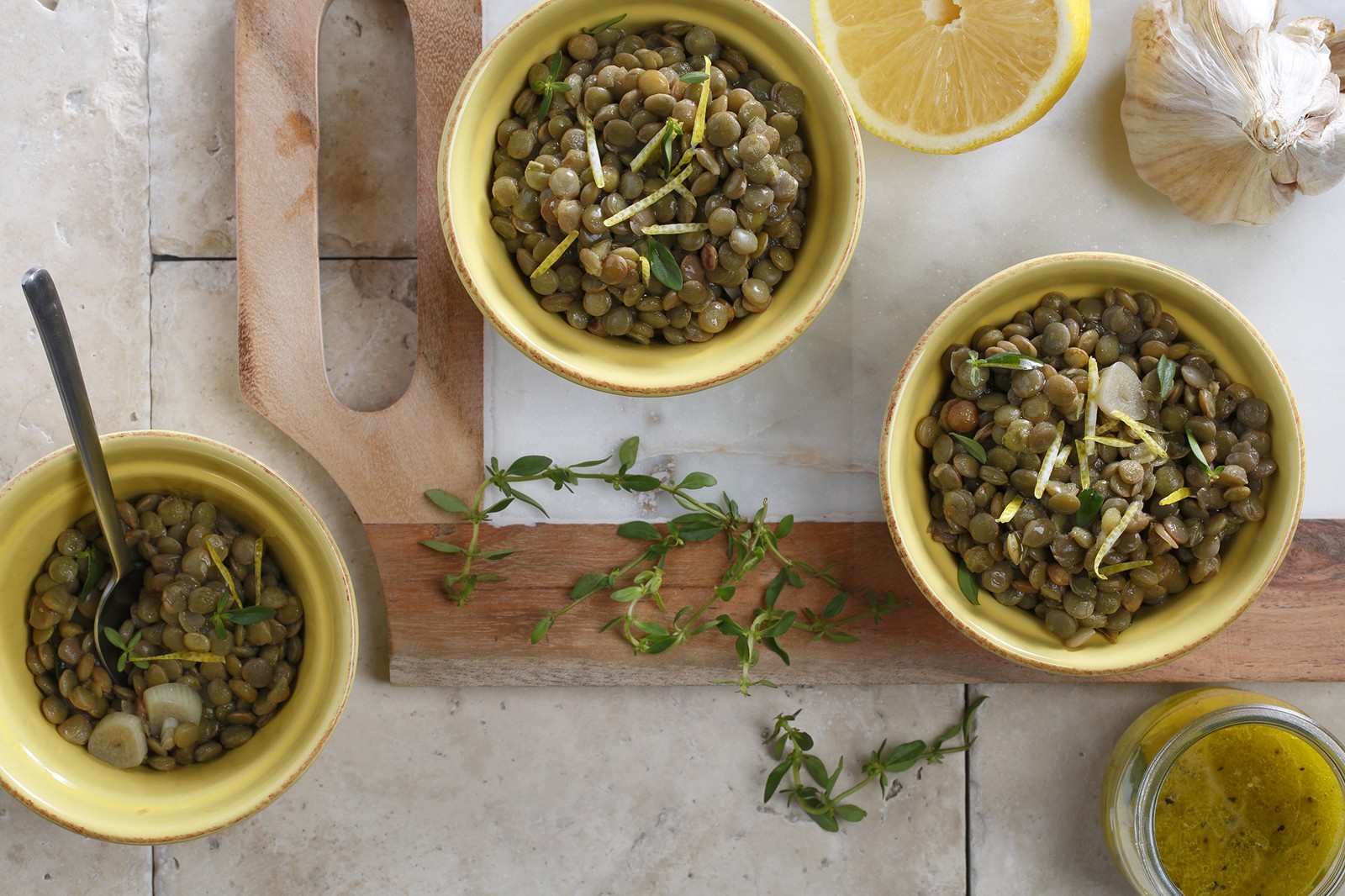 Salada de lentilhas com limão e ervas em tigelas