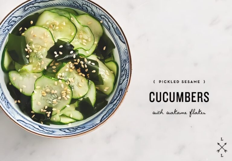 Salada de pepino fatiado com gergelim em tigela