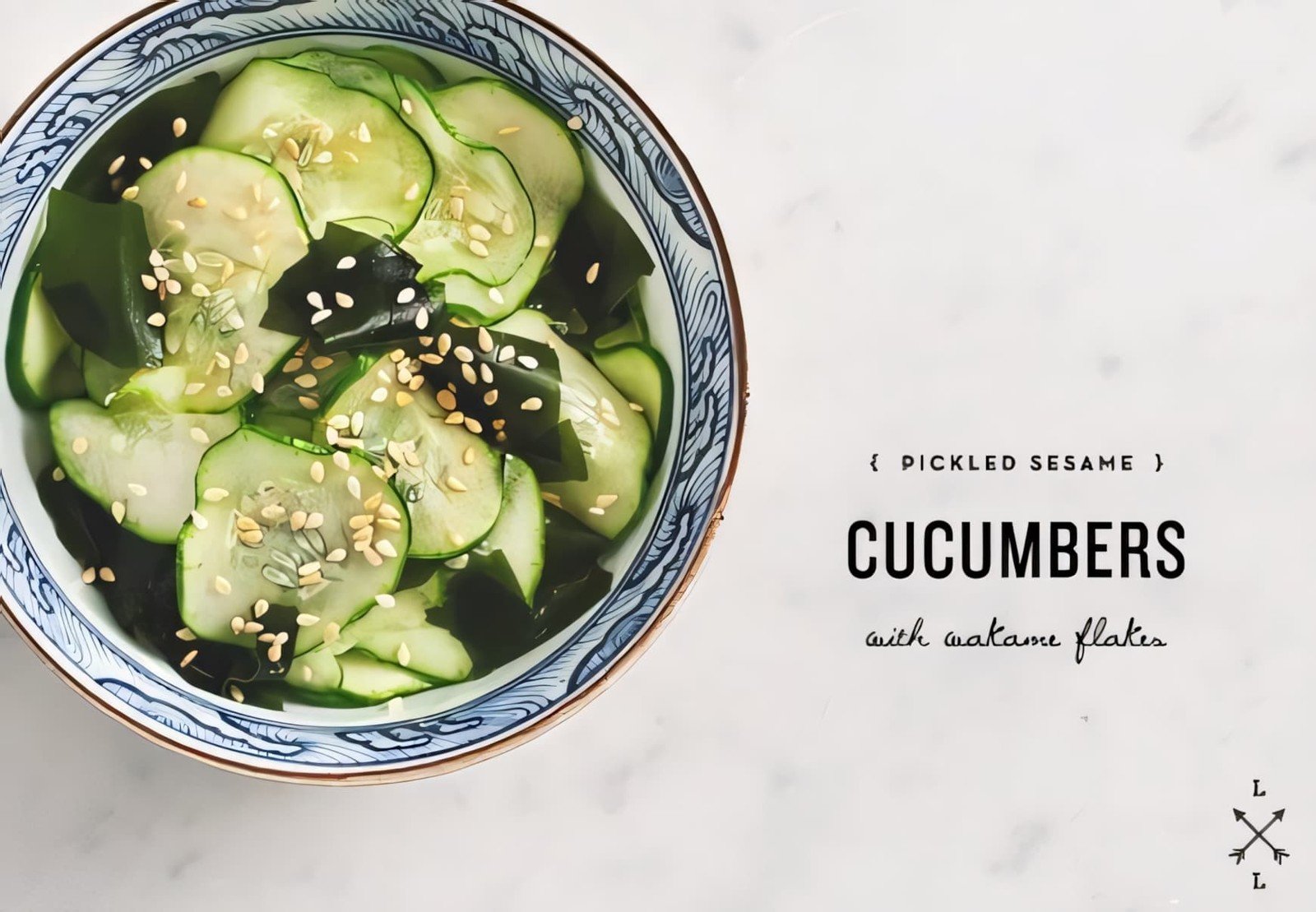 Salada de pepino fatiado com gergelim em tigela